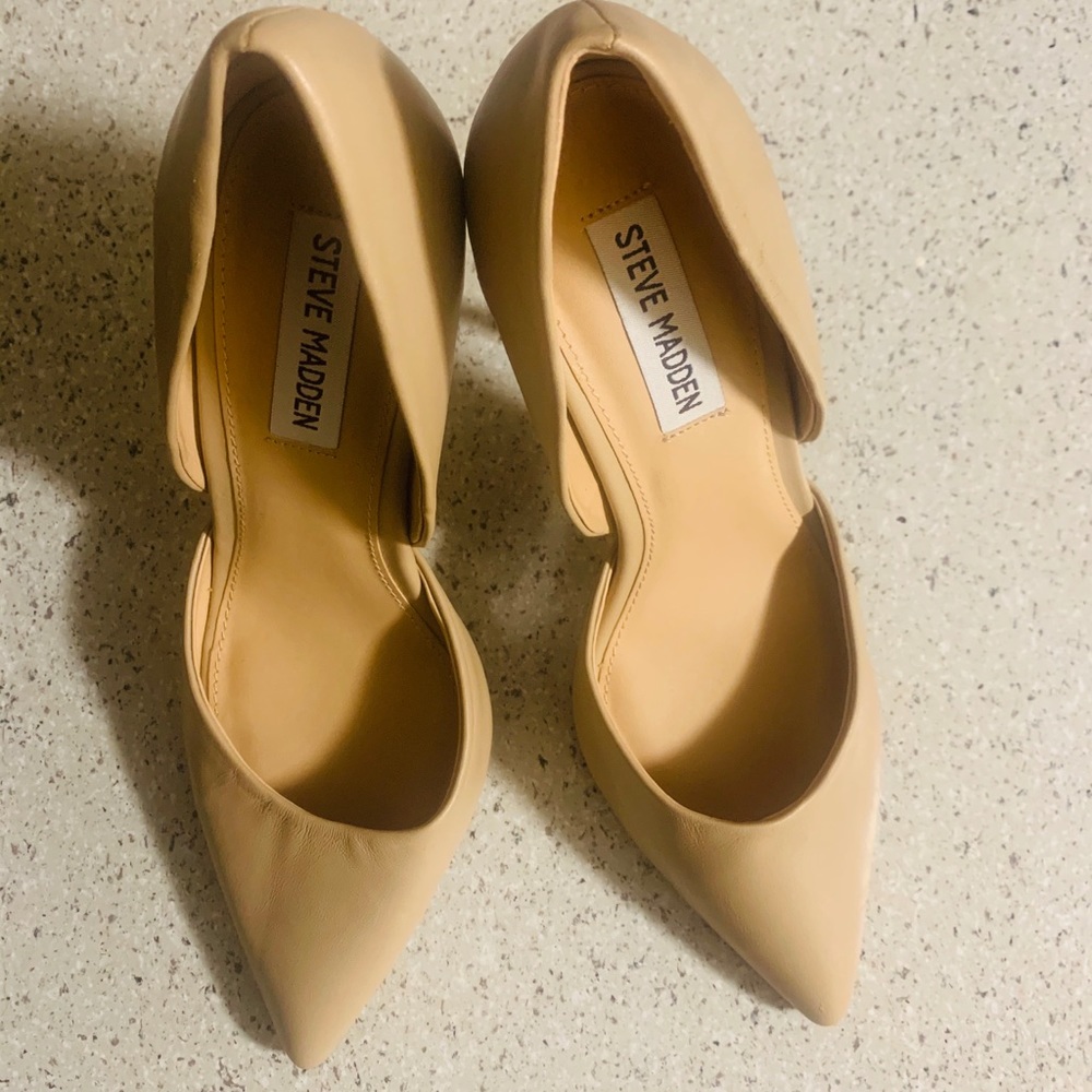 Steve Madden Nude Pointed Toe Heels. Silver instep